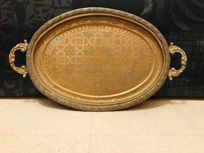 Grande vassoio in bronzo antico e ottone intagliato - Bronzo (dorato/argentato/patinato/verniciato a freddo), Ottone