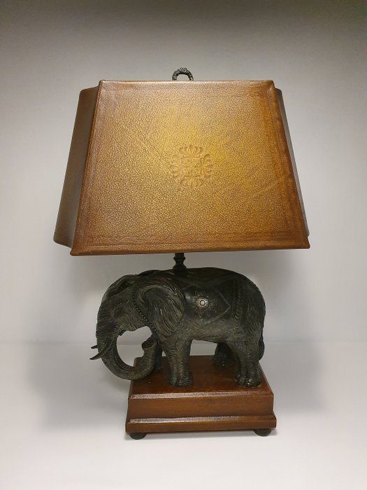 theodore alexander - Bordslampor i XXL-storlek (1) - Elephant