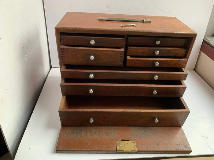 Uma caixa de ferramentas de gaveta de madeira muliti - Madeira