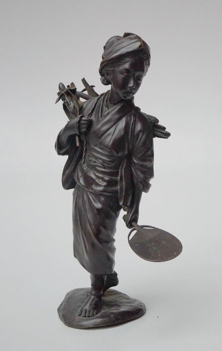 Skulptur (1) - Patinierte Bronze - Geisha - "Irisblütensammlerin " - Japan - Meiji Periode (1868-1912)