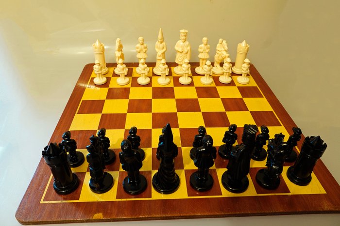 Homas spelen - Jogo de xadrez vintage - trajes medievais (34) - madeira e plástico