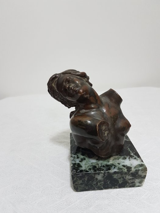Sculpture, a young girl posing naked (1) - Bronze (patinated) - Early 20th century
