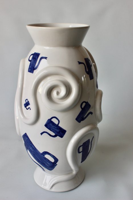 Klaas Gubbels – De Porceleyne Fles – aardewerk vaas met een decor van blauwe theepotten – Aardewerk