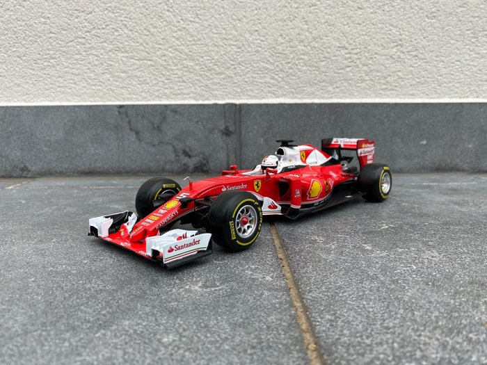 Image 2 of Bburago Luxe Version - 1:18 - Ferrari SF16-H Sebastian Vettel - Special Edition!