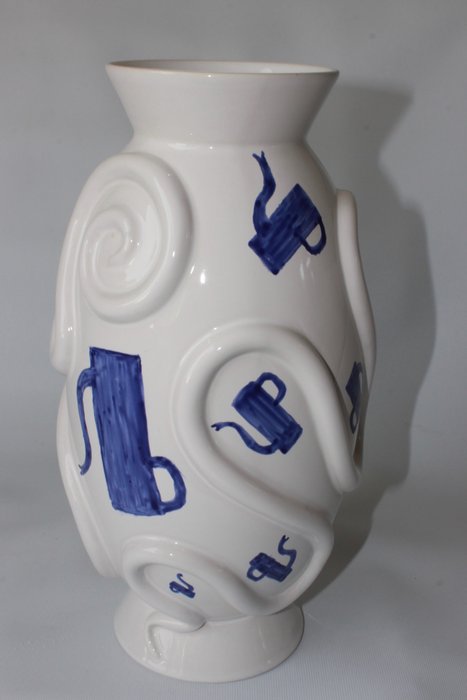 Klaas Gubbels – De Porceleyne Fles – aardewerk vaas met een decor van blauwe theepotten – Aardewerk