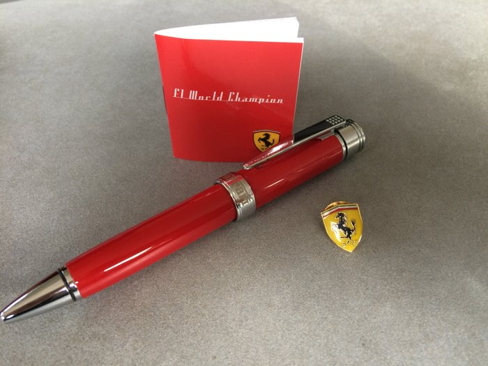 Artena Ferrari - confezione regalo penna a sfera Ferrari e spilla - Set di 2