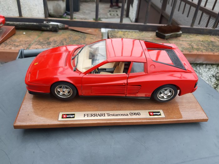 Bburago - 1:18 - Ferrari testarossa 1984 - wooden base
