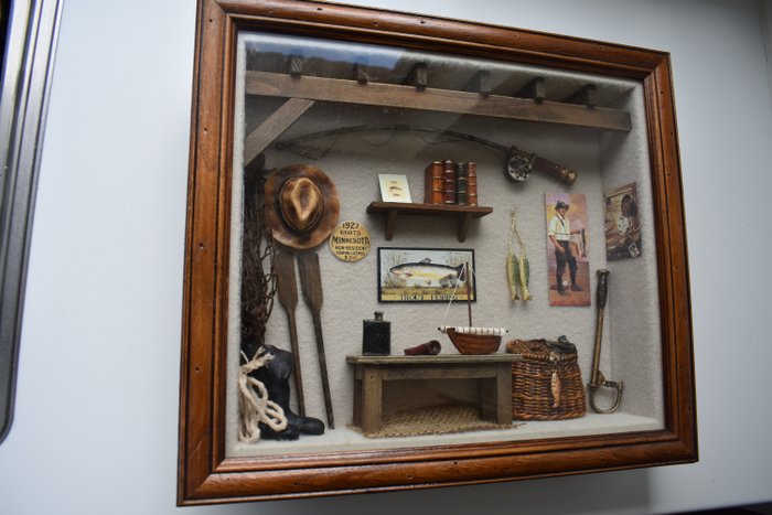 Diorama / vitrine vintage sur la pêche - bois - verre - plastique - roseau - carton - cuir - métal