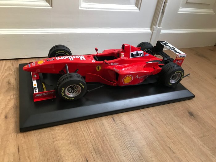 Grande maquette d'une F1 Ferrari, 95 x 43 cm, bel objet …
