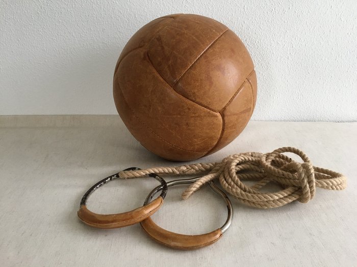 Ballon de médecine vintage / anneaux de gymnastique (2) - Cuir