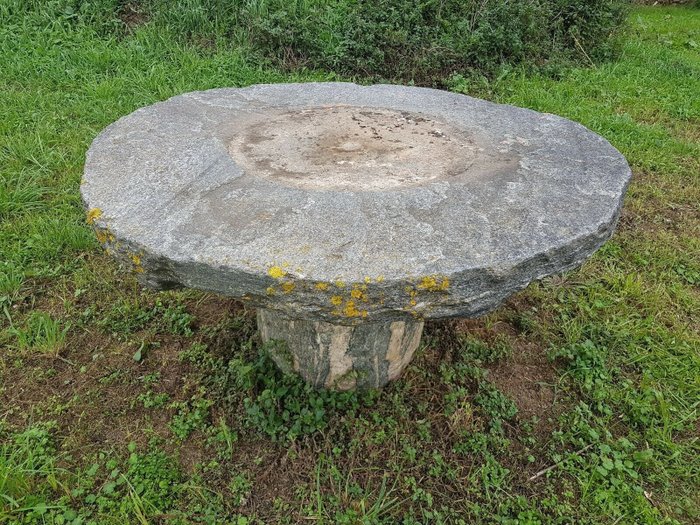 Alter Tisch aus großem Mühlsteinrad und Steinstele - Stein (Mineralstein) - 20. Jahrhundert