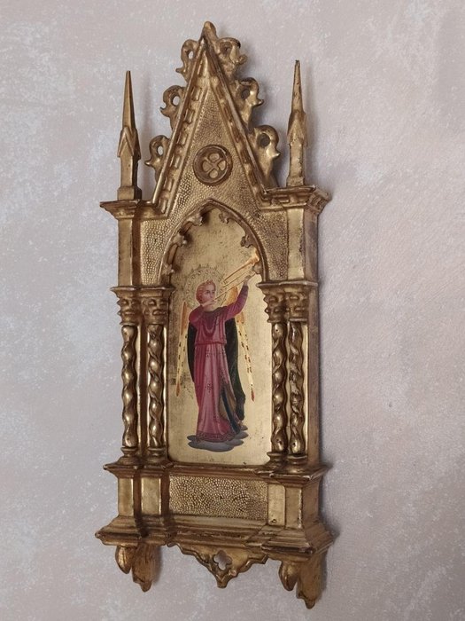 Altare da muro con raffigurazione di angelo tromba.  periodo 1800 (1) - Stile gotico - Legno, Oro - XIX secolo