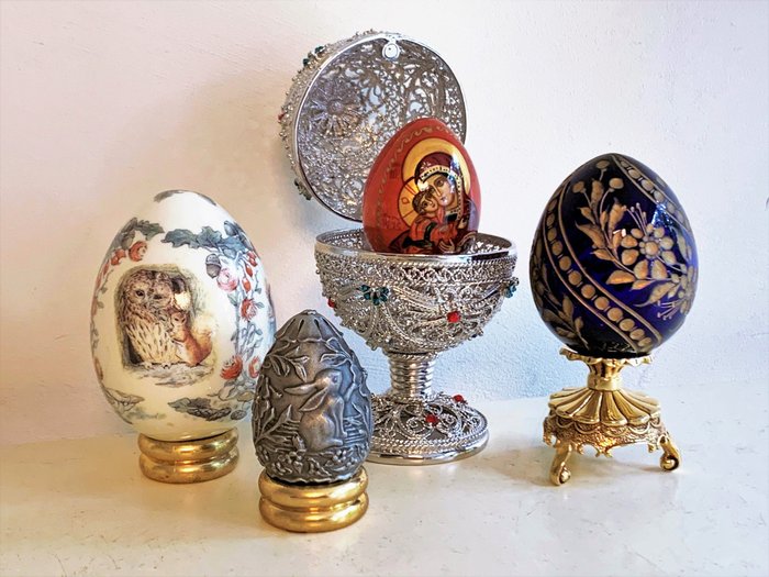 Franklin Mint and AKM Fabergé, Sint-Petersburg, Russia - 精湛的4種收集器雞蛋，鈷玻璃，瓷器，錫和聖彼得堡花絲雞蛋，皇家紅 (4) - 鍍銀，水晶，手繪木材圖標，玻璃，瓷器，錫製，鍍金