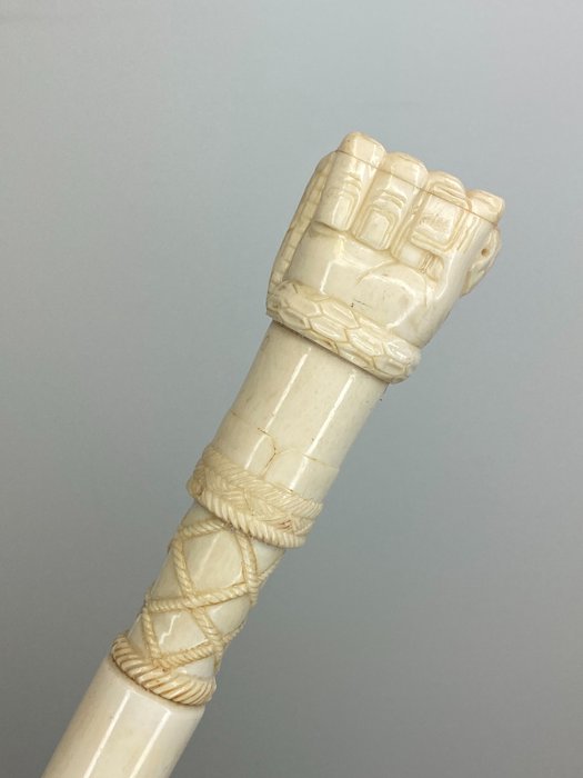 Bâton de marche en ivoire de narval "poing serré avec serpent" - Ivoire marin - Vers 1875