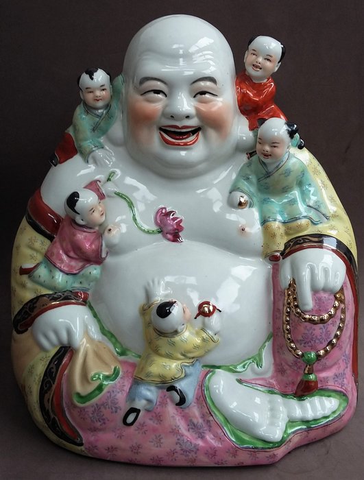 Grande Buddha dal ventre grasso felice in porcellana cinese con bambini - Porcellana - Large 39 cm h. - Cina - 20 ° secolo