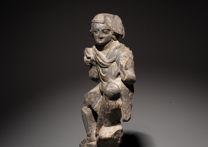 Gandhara Skifer Buddha-figur. H: 23 cm. Spansk eksportlicens.