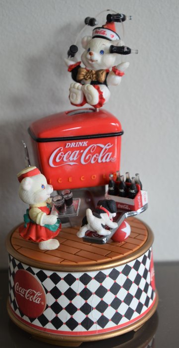 Enescon joulumusiikkilaatikko Coca Colalle ”Serving Up Fun” # 168025, keräilyesine - hartsi, muovi, metalli