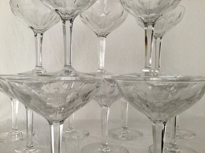 6 coupes à champagne en cristal.Nestor taille Hamlet H:136 mm  Val St Lambert 