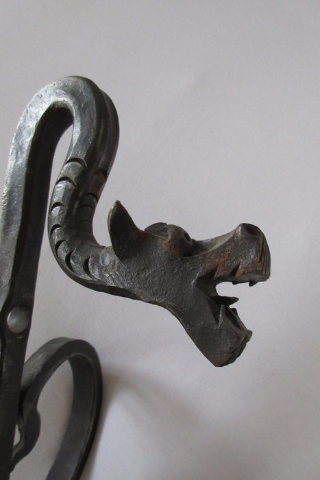 Applique da parete in ferro forgiato a mano con testa di drago, Unica. - Ferro (ghisa/battuto)
