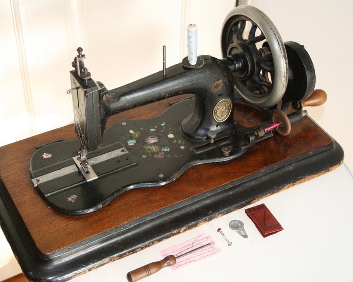 Gritzner - Mașină de cusut la bază de lăutărie, sfârșitul secolului al XIX-lea - Fier (turnat/forjat), Lemn