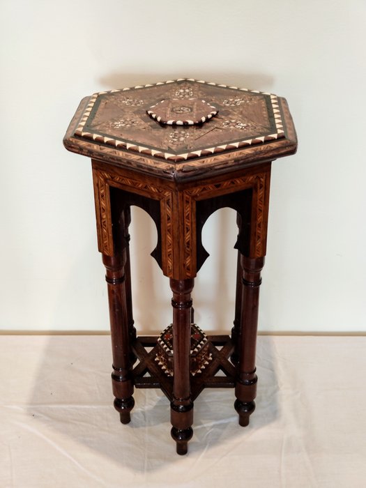 Tavolino arabo intarsiato fatto a mano
