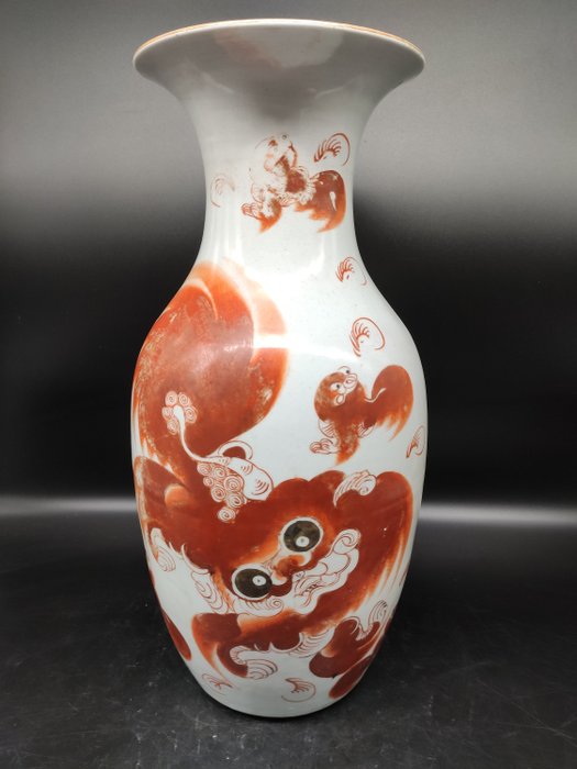 Vase - Iron red - Porcelain - Foo dog - China - 19th century