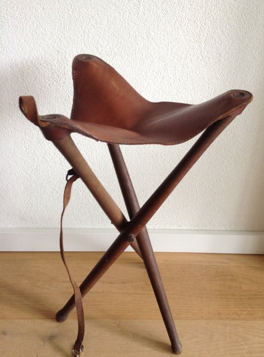 Vintage folding tripod stool with leather seat for hunting, (1) - Leather, Wood
