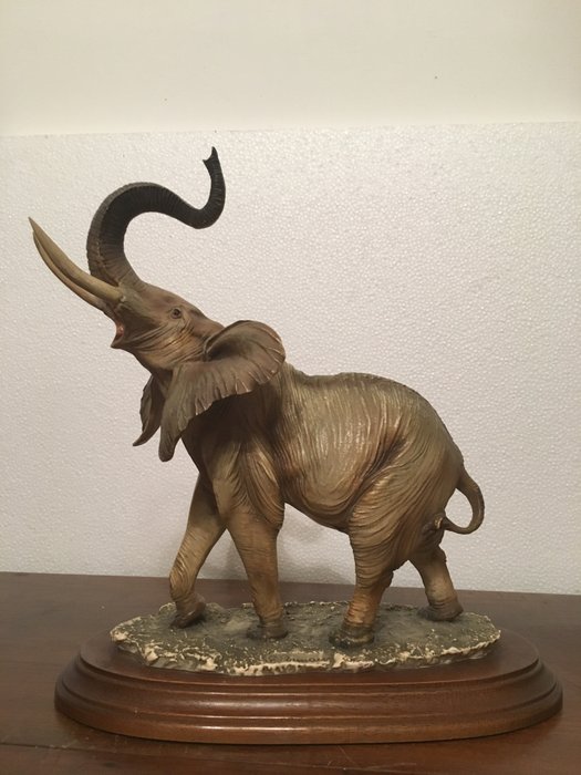 G. Armani - Capodimonte - Figurita(s), elefante - Porcelana