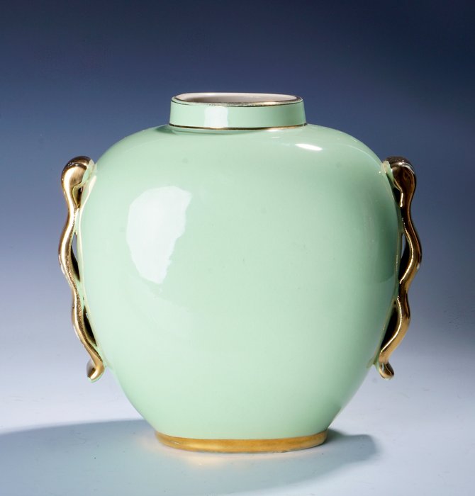 Boch Frères, La Louvière - Pastelgrøn art deco vase med forgyldte håndtag