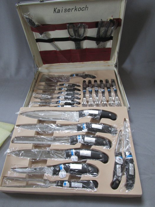 Firma : Kaiserkoch Deutschland - Qualitäts Messerset - 24 Teile mit Steakbesteck - Minden alkatrész eredeti csomagolásban - orig. bőrönd - kézzel készített rozsdamentes acél pengék