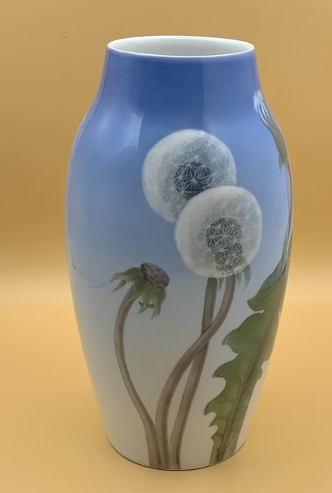 Royal Copenhagen - Vase, handbemalt mit "Flowered Dandelion" - Porzellan