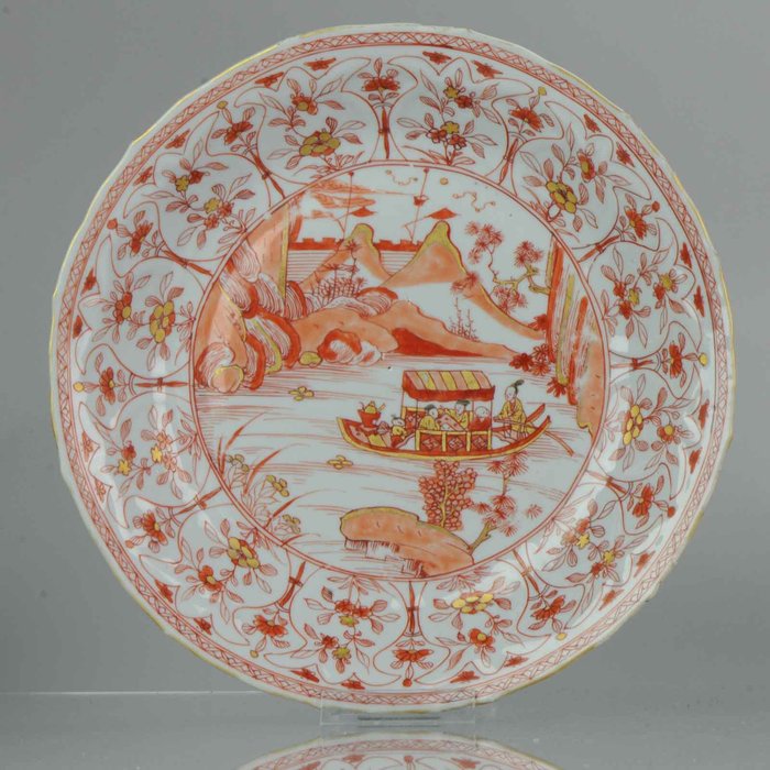 Tányér - Porcelán - Large Ca 1700 Kangxi Blood & Milk Rouge de Fer plate with Figures Boat - Kína - 18th century