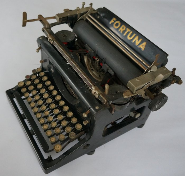 Fortuna (possibly model 4) - máquina de escrever, década de 1930 - Ferro (fundido / forjado)