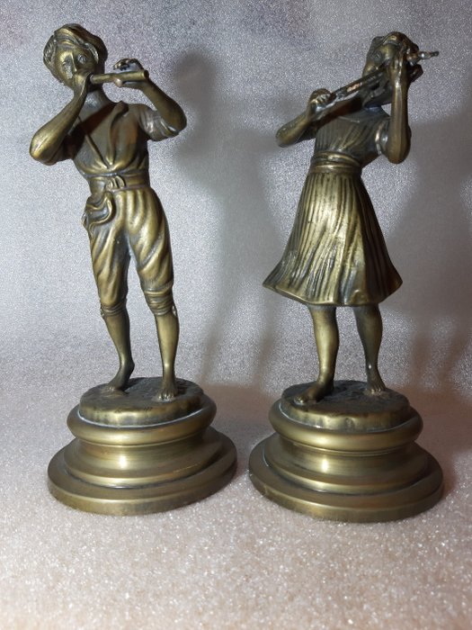 2 esculturas en bronce (Fonderia Lancini) niño con flauta // niña con violín (2) - Bronce