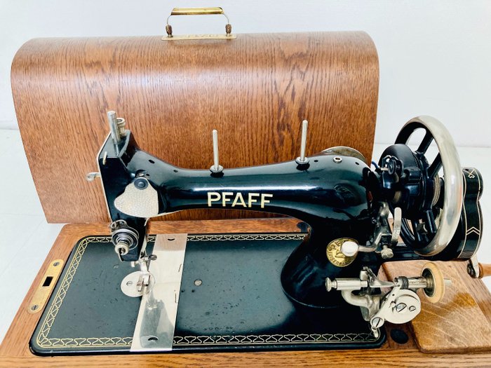 Pfaff 11 - sewing machine with wooden cover, 1930 - Iron (cast/wrought), Wood