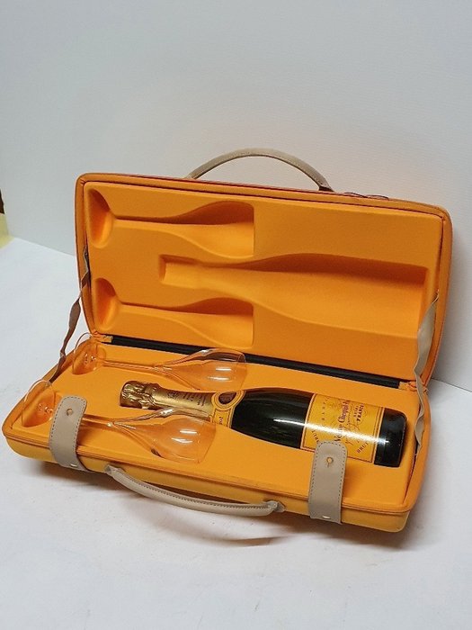 veuve clicquot traveller pack with 2 glasses