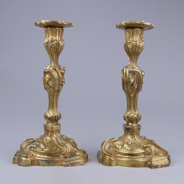 Pareja de candelabros de bronce antiguo, diseño de Meissonnier. - Estilo Luis XIV - Bronce, Dorado - Mediados del siglo XIX