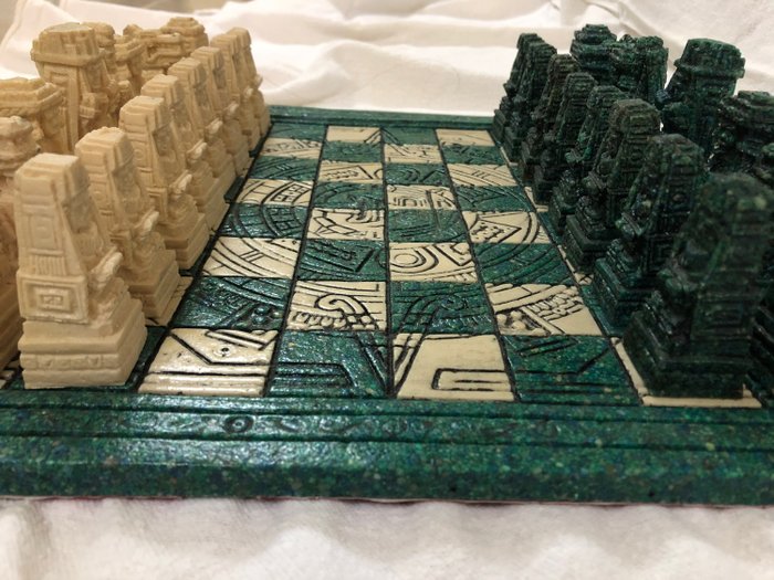 Prachtig schaakbord met afbeelding van MAYA-strijd daterend uit het midden van 500 na Christus - hars