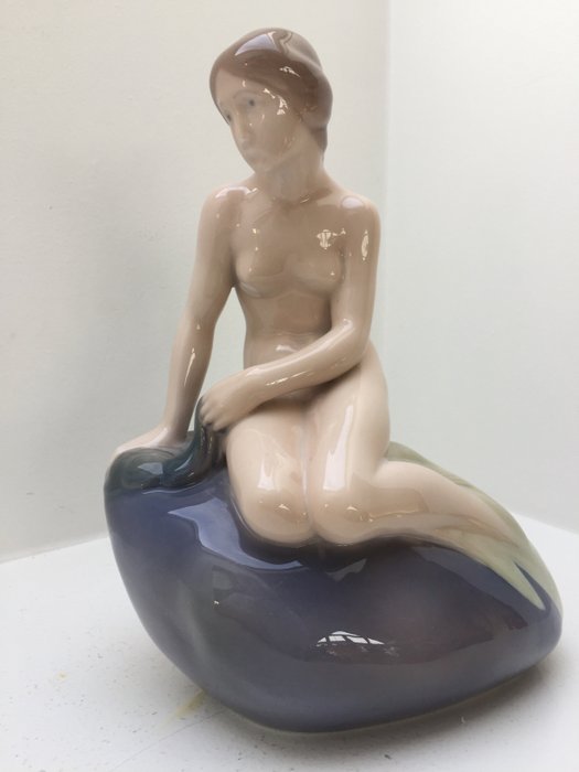 Edvard Eriksen - Royal Copenhagen - fin stor figur af "Den lille havfrue" ("Den lille Havfrue") - Porcelæn