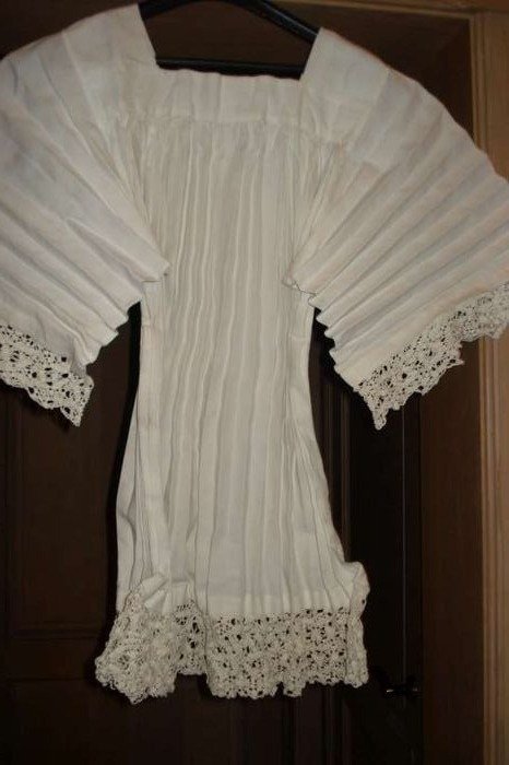 很多15个牧师亚麻上衣（上衣），都经过熨烫和打褶， - 蕾丝装饰-钩针编织-袖口和下摆刺绣，1920年代，来自一个古老的教堂 - 1920年代
