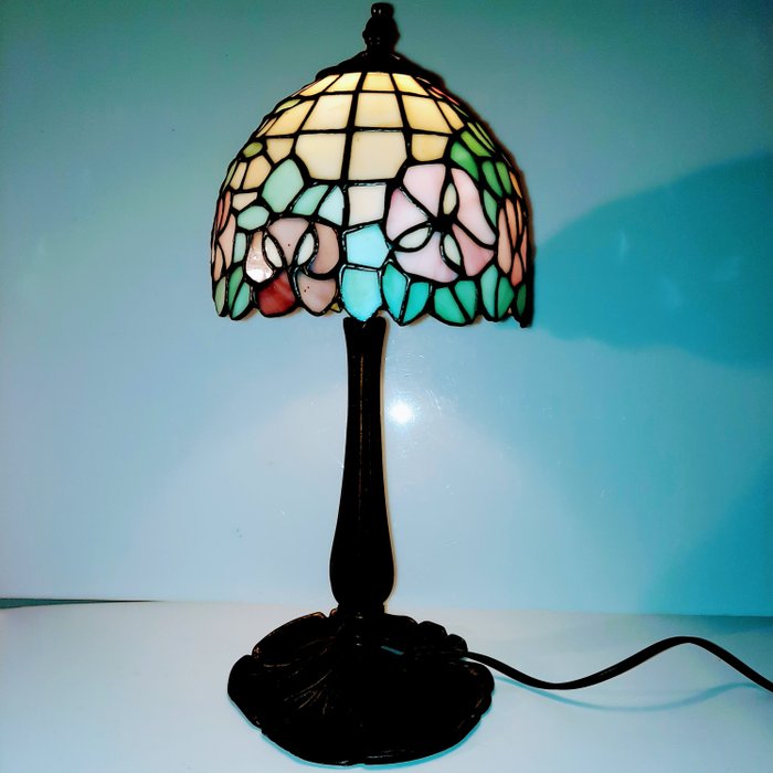 Vacker antik Tiffany målat glaslampa med kopparbas - Art Déco - Koppar, Målat glas