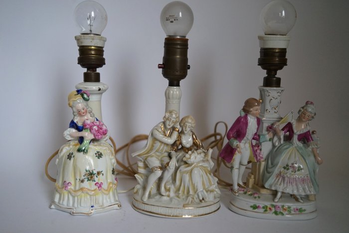 Drei Lampensockel, Tischlampen aus Porzellanfiguren (3) - Rokoko-Stil - Messing, Porzellan, Töpferware