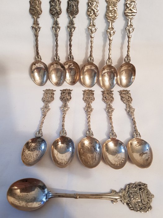 Tolv nederlandske antikke sølvvåpenskjeer, hvorav 10 såkalte Dutch Province skjeer. Skje (12) - .833 sølv - Nederland - Første halvdel av 1900-tallet