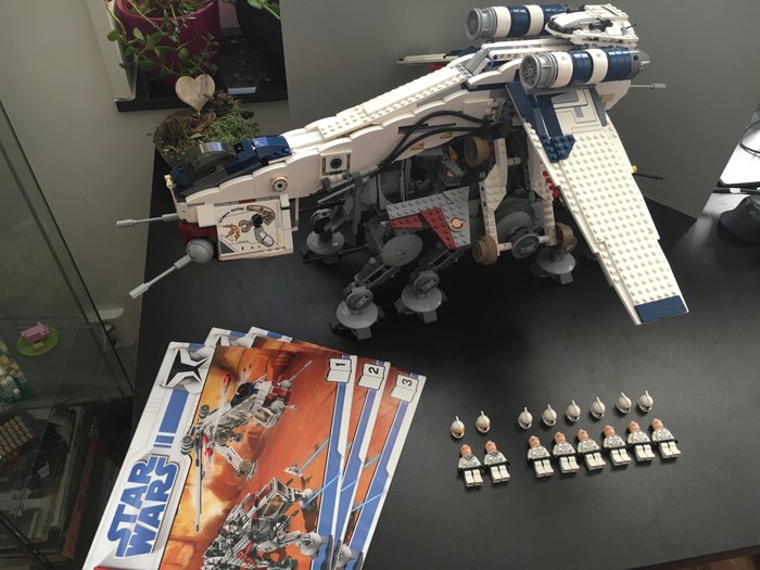 LEGO - Star Wars - 10195 - Spaceship Republic Dropship with AT-OT