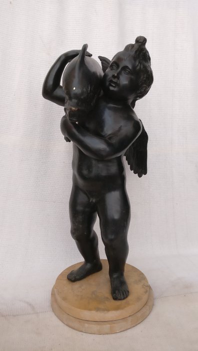 Escultura, Del modelo antiguo de Pompeya - Putto con delfín - H 57 cm - Mármol de bronce y amarillo Nembro - siglo XX