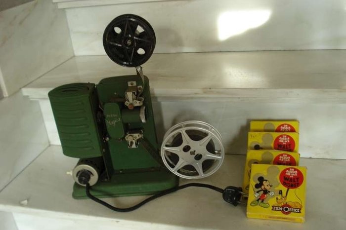 Gammal 16 mm elektrisk antik filmprojektor "Plank Magica", 1950-talet, - Inklusive 4 stycken 16 mm Walt Disney-filmer (i originalförpackning), trevligt samlarobjekt.