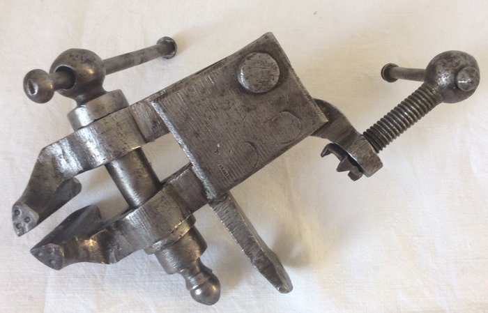 Seltener kleiner antiker Schraubstock von einem Uhrmacher