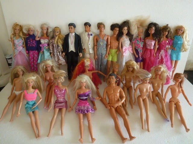 Mattel - 1879 - 25 Barbie / Ken babák - 1960-1969 - Diverse landen
