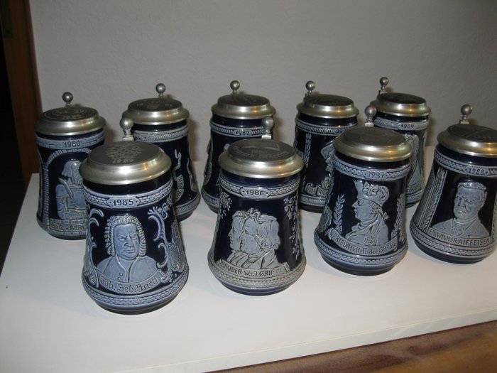 Nove boccale di birra edizione annuale in taffetà di M&R con coperchio in peltro con certificato (9) - Latta in ceramica