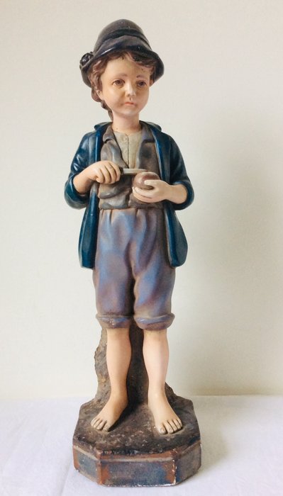 Country Corner N° 15 - Bonita estatua de un niño cortando una manzana - Piedra caliza